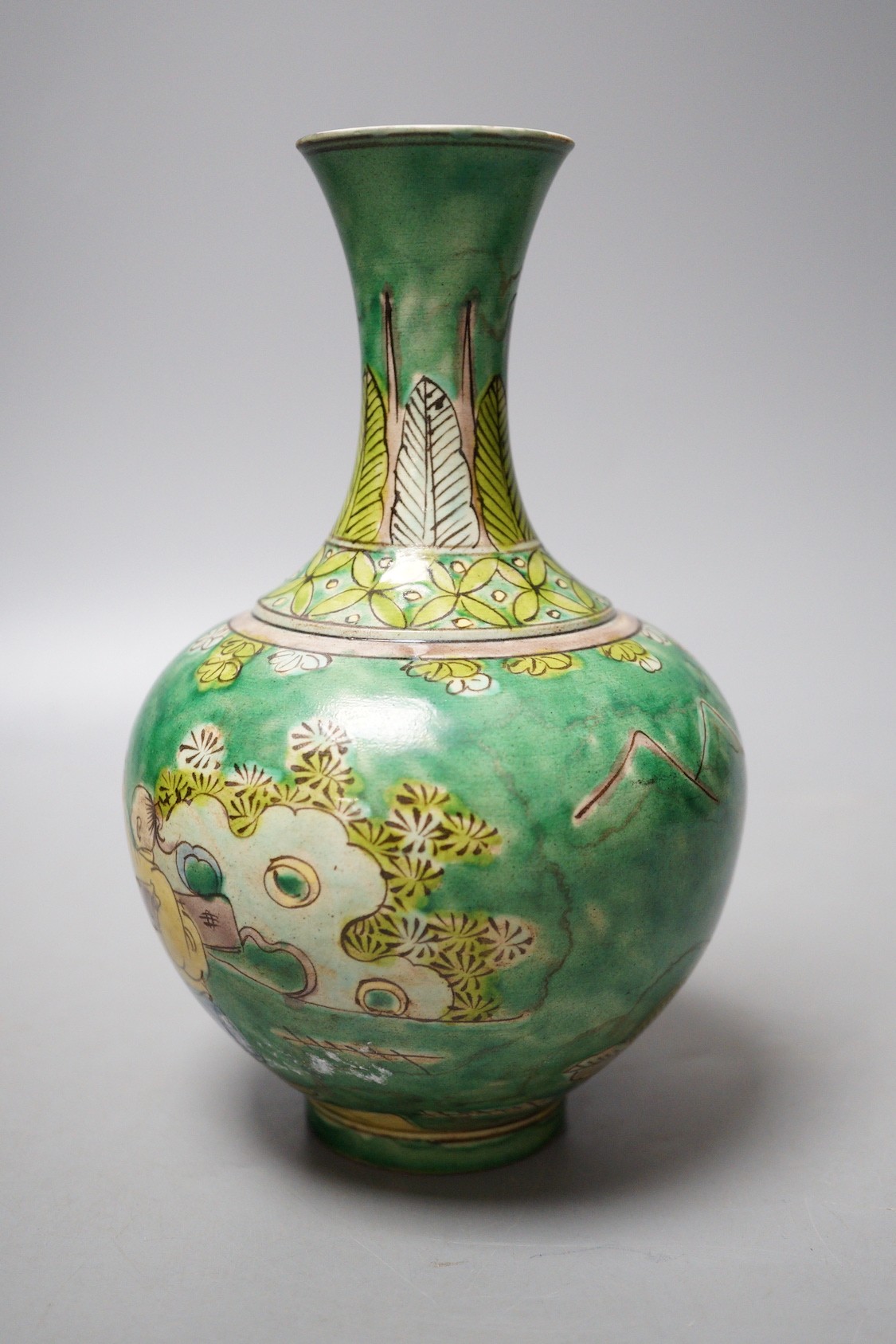 Chinese famile verte vase, 19cm